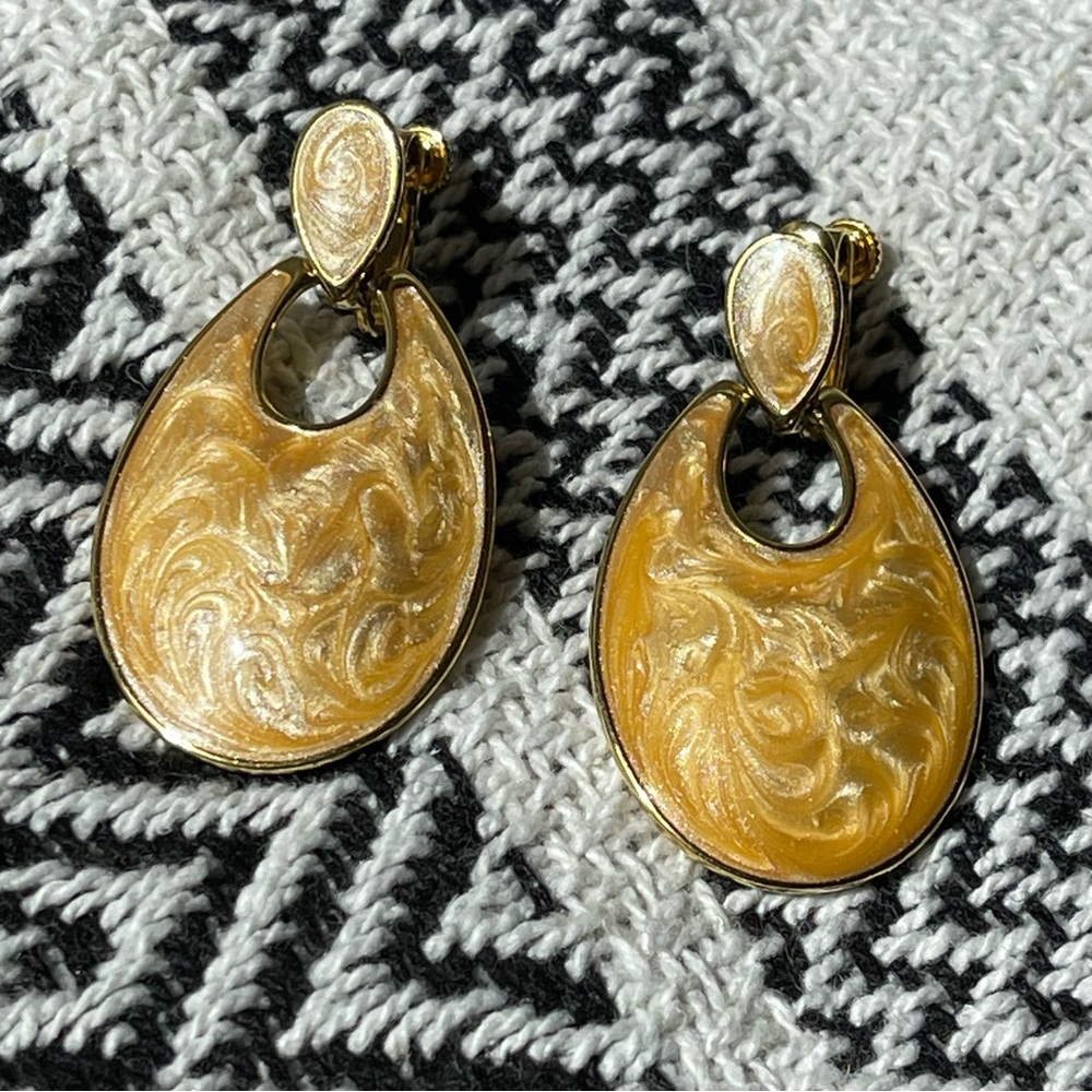 NAPIER | VINTAGE | Marbled Enamel Yellow Gold Door Knocker Screw Back Earrings